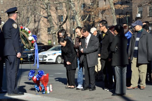 父親劉偉棠(前左二)與母親李秀燕(前左一)獻上花圈，悼念兒子劉文健。(美國《世界日報》/朱澤人 攝)