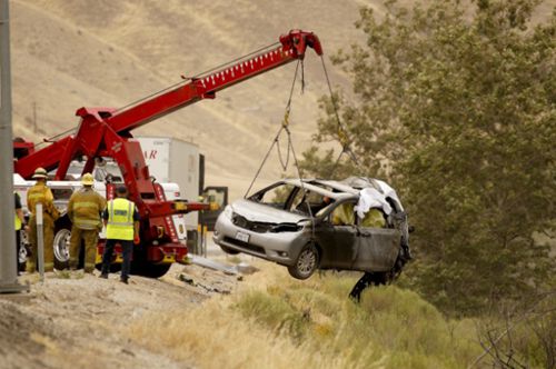 廂型車(chē)遭撞后起火，車(chē)?yán)锏牧藷o(wú)法逃離，葬身火海。（美國(guó)《世界日?qǐng)?bào)》/資料照片）