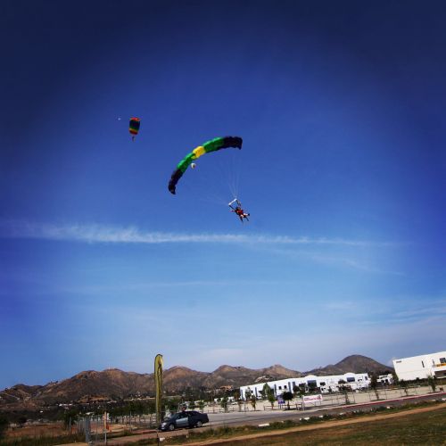 張開大傘，對于菜鳥來說，就是享受的階段。（美國《僑報》/跳傘留學生提供）