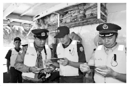 圖為中老緬執(zhí)法人員水上聯(lián)合查緝。 