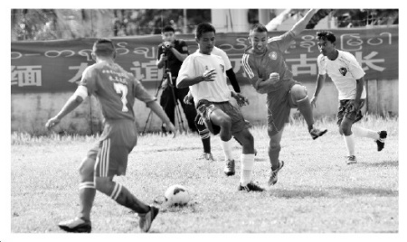 圖為中老緬泰聯(lián)合巡邏執(zhí)法編隊(duì)巡航期間開(kāi)展文體交流活動(dòng)。