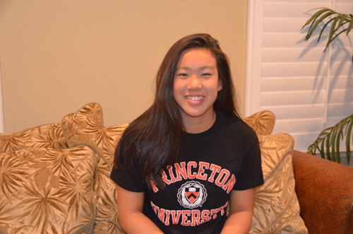 富樂頓學(xué)區(qū)日光坡高中12年級華裔畢業(yè)生曾詩平，因游泳杰出表現(xiàn)，獲得長春藤等名校錄取，最后她選擇就讀普林斯頓大學(xué)。（美國《世界日報》/王善言 攝）