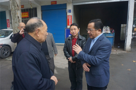 張業(yè)初慰問巴中市困難僑屬