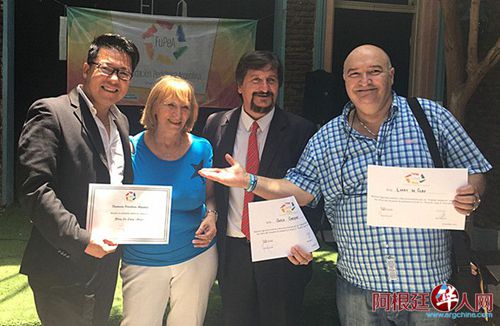 張金良與其他獲得表彰的人員在一起。