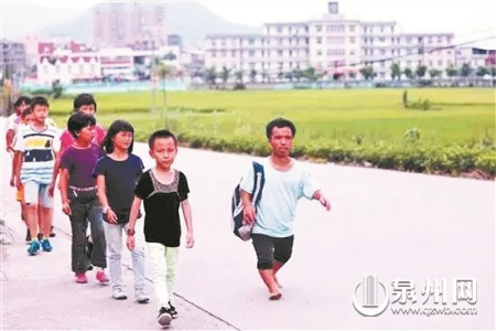 大哥哥洪仁心帶著孩子去上學(xué) (資料圖片)