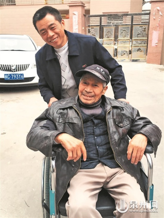 馮泯薦抽空推著父親在路上散步曬太陽