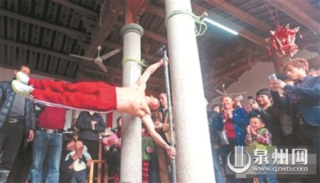 鄭大選表演人體旗幟橫向引體向上引來村民喝彩