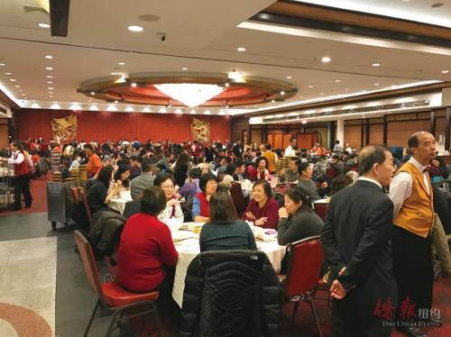 餐館內(nèi)座無(wú)虛席。(美國(guó)《僑報(bào)》/陳辰 攝)