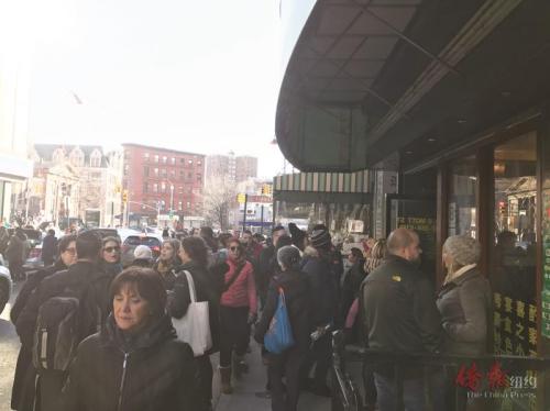 華埠街頭人潮洶涌。(美國(guó)《僑報(bào)》/陳辰 攝)