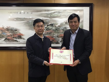 孫彬副主任(左一)為牟國(guó)量秘書(shū)長(zhǎng)(右一)頒發(fā)我會(huì)副會(huì)長(zhǎng)證書(shū) 孫彬副主任(左一)為牟國(guó)量秘書(shū)長(zhǎng)(右一)頒發(fā)我會(huì)副會(huì)長(zhǎng)證書(shū)