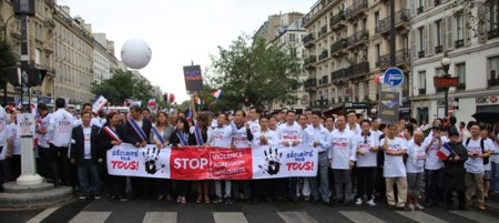 許多政府官員也走在安全游行的隊(duì)伍中，希望這是一種決心而不是走過場。(法國《歐洲時報(bào)》/黃冠杰 攝)