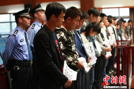 圖為：21名當(dāng)事人接受審判?！‘T文 攝