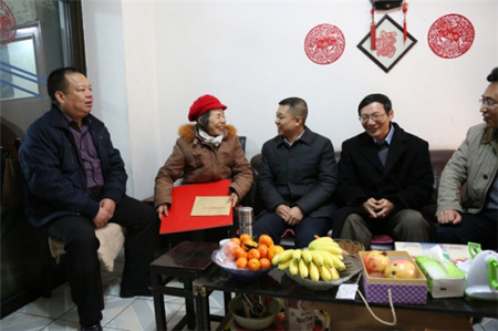 文甦（中）慰問(wèn)內(nèi)江市歸僑僑眷張崇芬（左二）