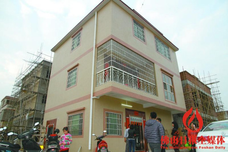 幸福小區(qū)葉姓歸僑一家新居入伙。/佛山日報見習記者陳夢攝