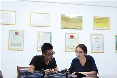 劉梅旭與項(xiàng)目組人員討論果品相關(guān)品質(zhì)標(biāo)準(zhǔn)。