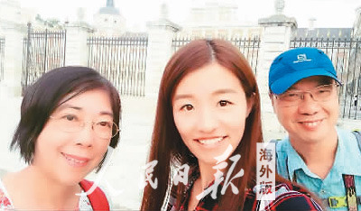 圖為王卓（中）和她帶領(lǐng)的游客在西班牙阿蘭胡埃斯的皇宮前。 　　圖片由受訪者提供