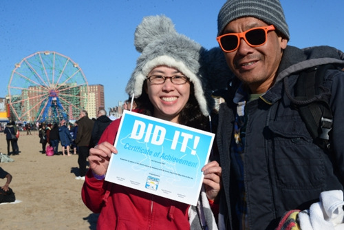 參加北極熊冬泳的泳客，帶著各式道具在水中“戲水”。(美國《世界日報》/許振輝 攝)