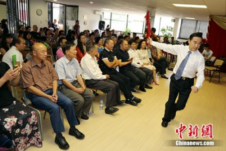 葉金森演示京劇的手眼身法步“五功”等。 <a target='_blank' >中新社</a>記者 宋方燦 攝