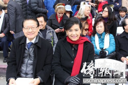 趙美心和伍國(guó)慶親臨現(xiàn)場(chǎng)觀看花車游行。(美國(guó)《僑報(bào)》/高睿 攝)