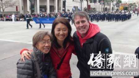 何女士和她的母親及老公在游行隊(duì)伍前合影。(美國(guó)《僑報(bào)》/高睿 攝)
