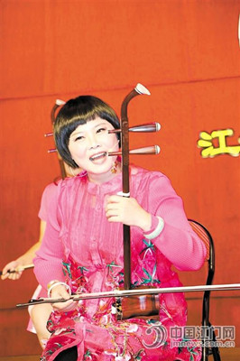 曾小潔用二胡演奏粵曲。