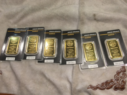 一盎司的瑞士金金條在華裔社區(qū)金店熱賣。(美國《世界日報》/朱蕾 攝)