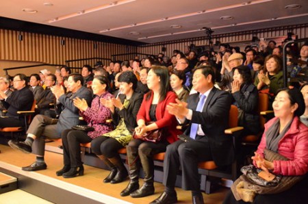 觀眾熱情鼓掌 觀眾熱情鼓掌