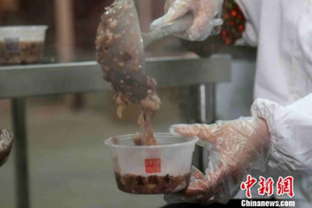 資料圖：臘八粥香飄古寺，古剎靈隱寺開(kāi)鍋熬制30萬(wàn)份粥。 江耘 攝