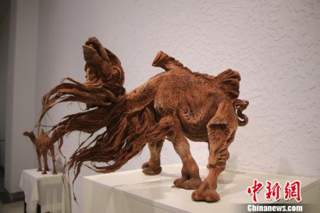 圖為額爾德尼的泥塑作品?！「氯愕?攝