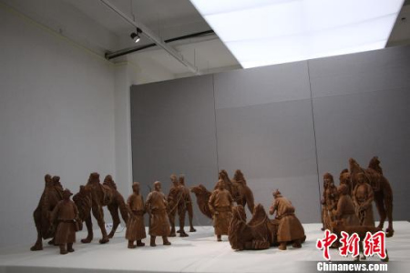 圖為額爾德尼的泥塑作品?！「氯愕?攝