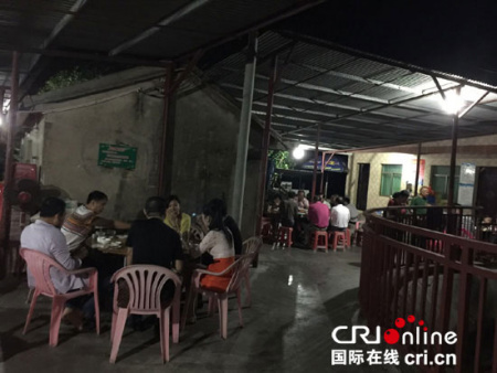 霞場村黑洋頭農(nóng)家樂，黃昌柏（穿綠色T恤襯者）在招待客人 攝影：張敏