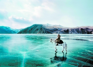 深藍(lán)的湖水透過冰面折射出神秘的色彩。