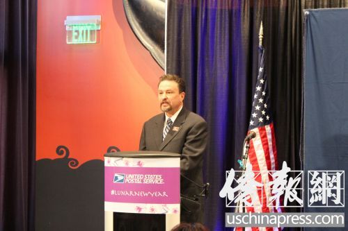 美國郵政總局西部地區(qū)運(yùn)營副總裁格雷格·格雷弗斯致辭(美國《僑報(bào)》/杰克 攝)