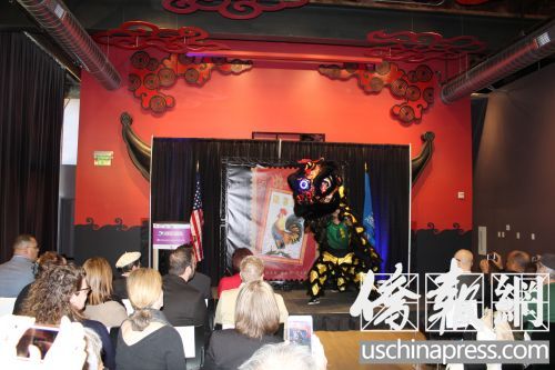 舞獅團(tuán)帶來舞獅表演(美國《僑報(bào)》/杰克 攝)
