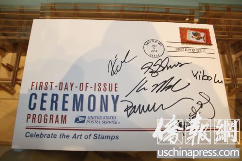 一名觀眾向記者展示雞年郵票全張(美國《僑報(bào)》/杰克 攝)