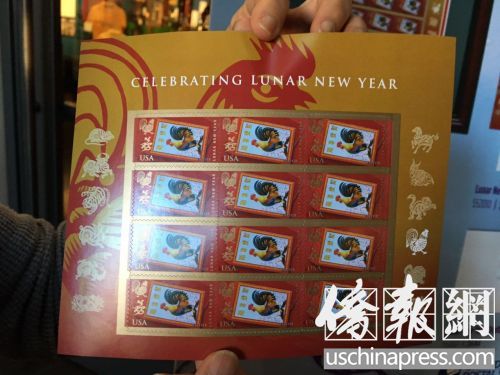 雞年郵票首日封及貴賓簽名(美國《僑報(bào)》/杰克 攝)