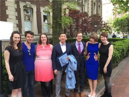 作者(中)畢業(yè)時與同學(xué)合影。