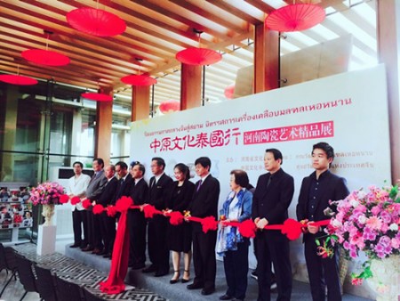中原文化泰國行“河南陶瓷藝術(shù)精品展”在曼谷開幕。(楊謳 攝) 