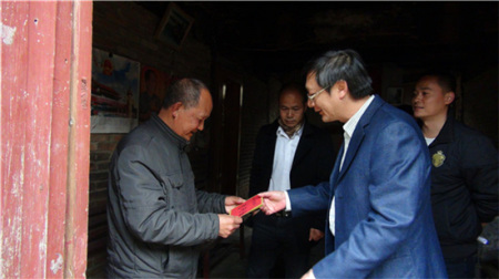 看望困難群眾并發(fā)放慰問金 看望困難群眾并發(fā)放慰問金