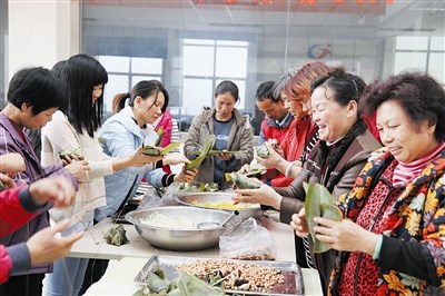 鄰里之間齊聚在一起包粽子，蘊含著濃濃的年味。