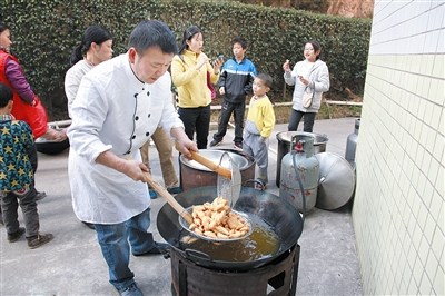 炸油角也是光明人必備的年節(jié)小吃之一。