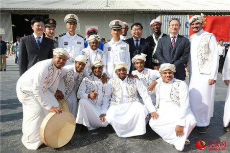 編隊領(lǐng)導與前來歡迎的人員合影留念。王長松攝影