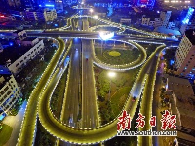 裝上亮麗燈飾的金泰立交橋。楊立軒 攝