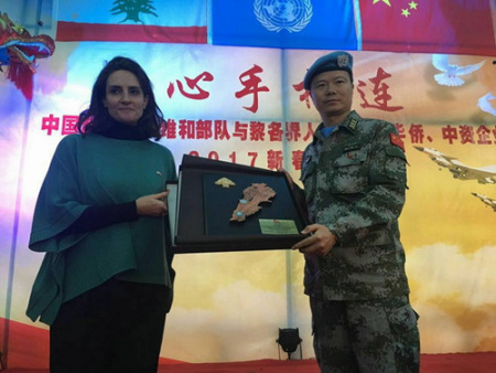 黎大語言中心主任澤伊娜向蒲毅指揮長贈送禮物 黎大語言中心主任澤伊娜向蒲毅指揮長贈送禮物