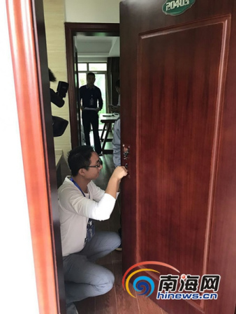 　申請(qǐng)執(zhí)行人一方正在對(duì)收回的房產(chǎn)進(jìn)行換鎖。南海網(wǎng)記者劉麥攝