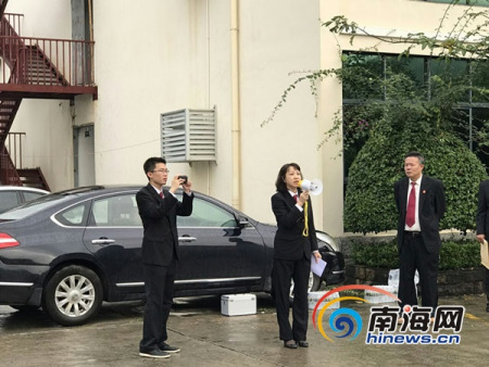 海南一中院執(zhí)行局法官現(xiàn)場(chǎng)通知清場(chǎng)。南海網(wǎng)記者劉麥攝