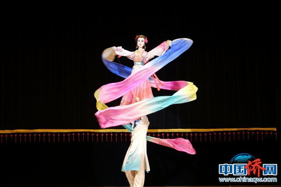 大木偶人偶同臺(tái)歌舞《長(zhǎng)綢舞》。<a target='_blank' >中新社</a>記者 陸春艷 攝