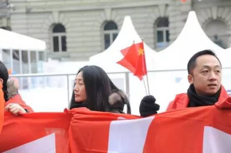 等待著，等待著，習(xí)主席的車隊(duì)近了。(彭大偉 攝)