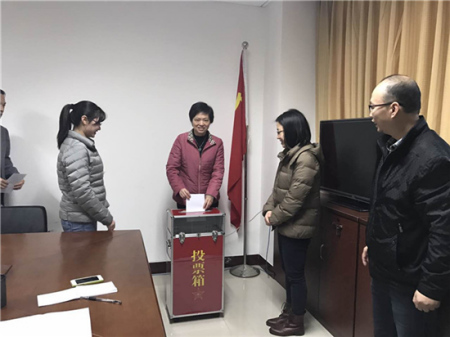 泉州市僑聯(lián)主席陳曉玉投票 泉州市僑聯(lián)主席陳曉玉投票