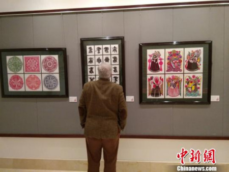 “花的絮語(yǔ)-中國(guó)剪紙藝術(shù)精品展”在馬耳他首都瓦萊塔展出。(王大衛(wèi) 攝)